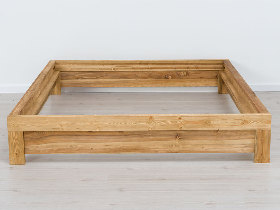 łóżko z litego drewna rustykalnego