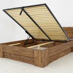 łóżko z litego drewna sosnowego