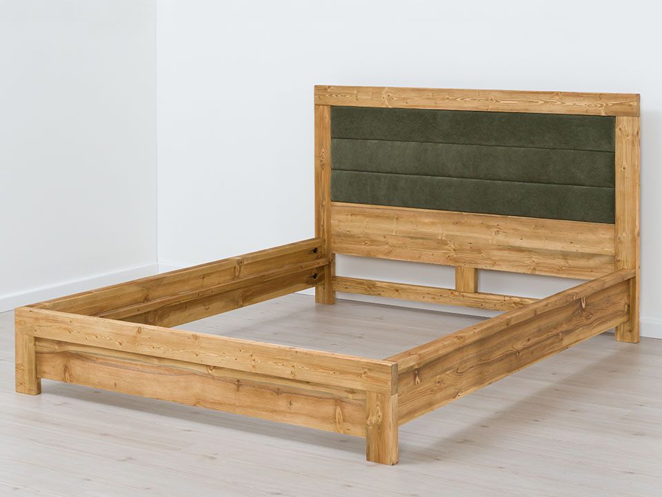 łóżko z litego drewna świerkowego