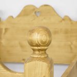 łóżko z litego drewna świerkowego