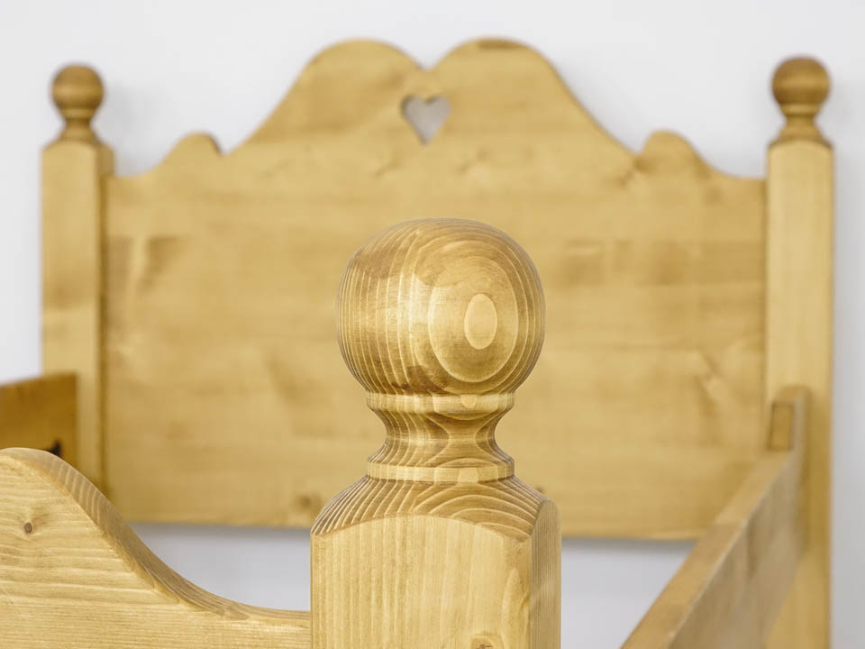 łóżko z litego drewna świerkowego