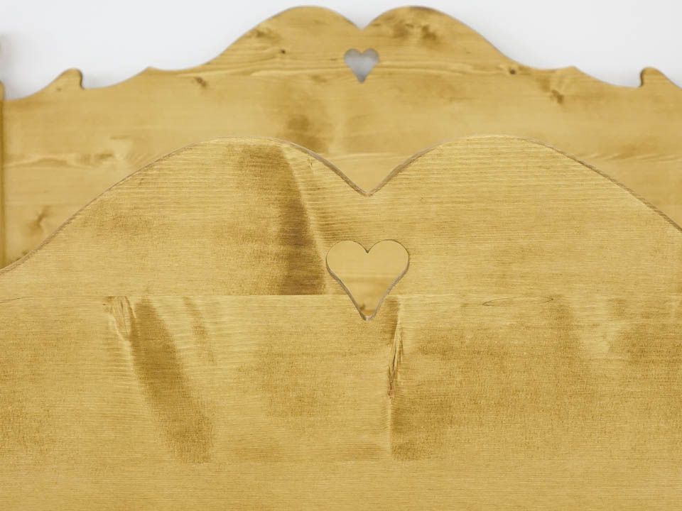 łóżko z litego drewna świerkowego