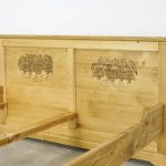 łóżko z litego drewna świerkowego zdobione