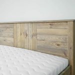 łóżko z litego drewna zanóżek