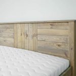 łóżko z litego drewna zanóżek