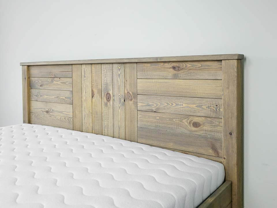 łóżko z litego drewna zanóżek