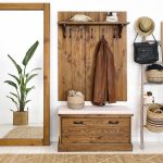 lustro w drewnianej ramie do przedpokoju