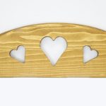 lustro w drewnianej ramie zdobionej