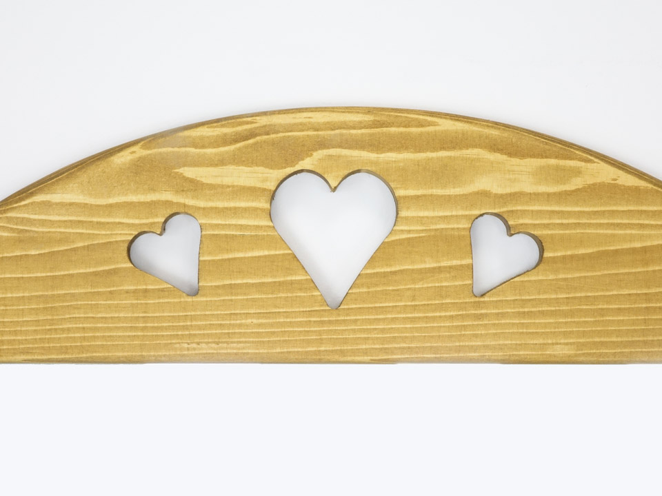 lustro w drewnianej ramie zdobionej