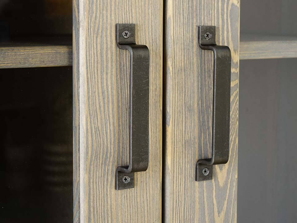 masywna konstrukcja mebla