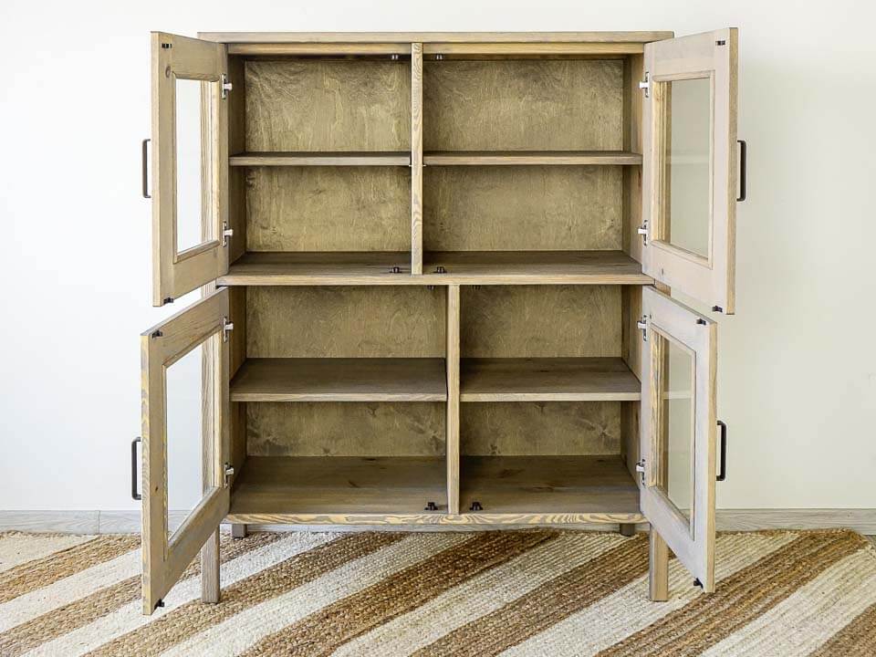 masywna prosta witryna