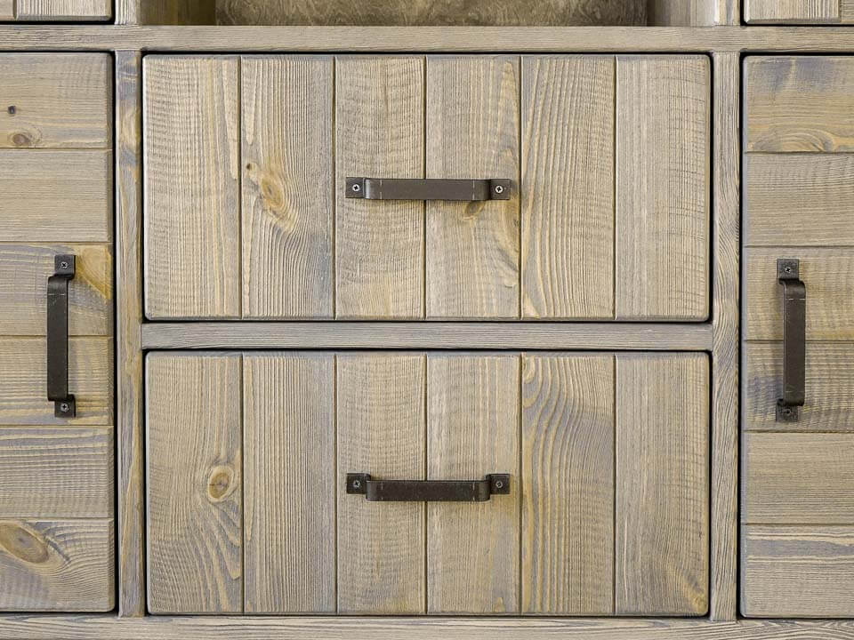 metalowe uchwyty kredens drewniany