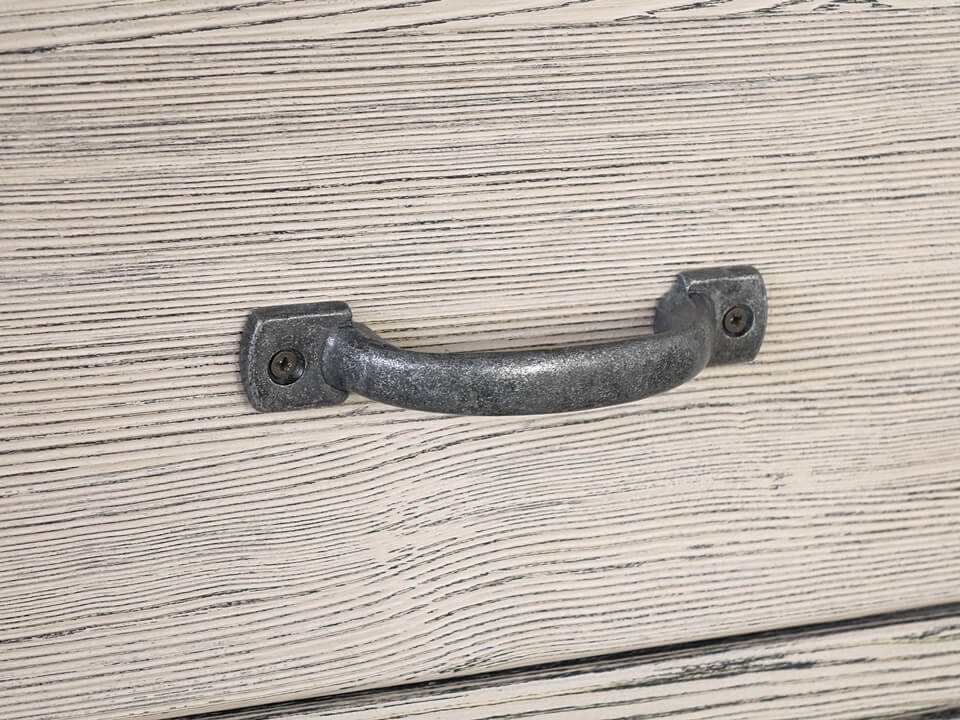 metalowy uchwyt kuty