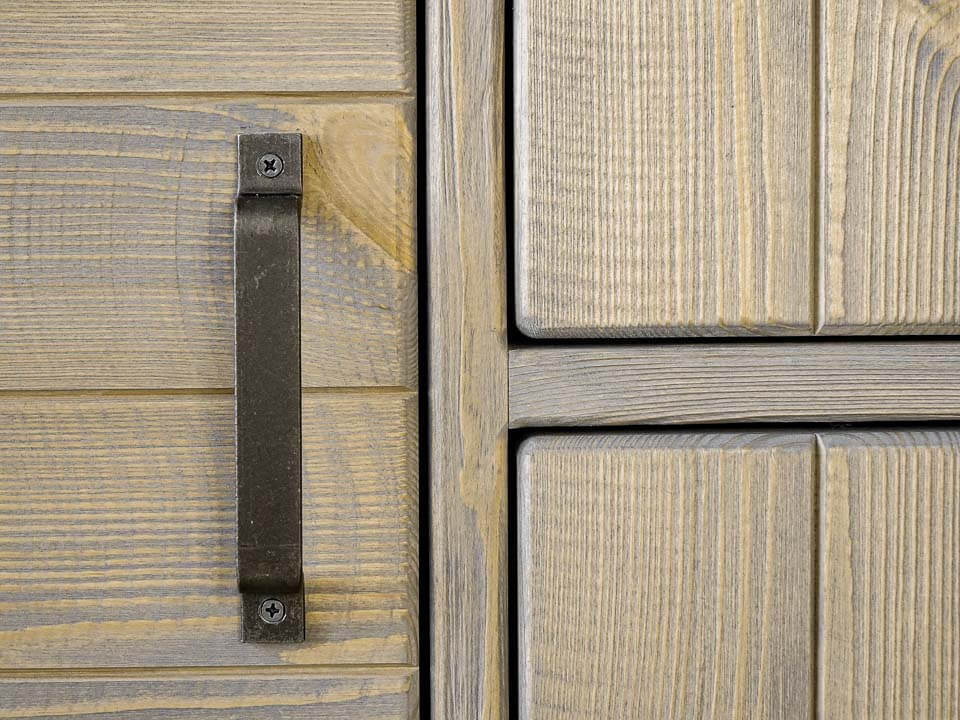 metalowy uchwyt w kredensie drewnianym