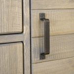 metalowy uchwyt w kredensie sosnowym