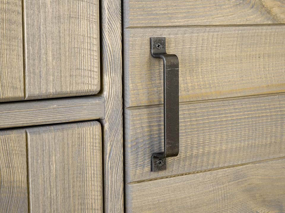 metalowy uchwyt w kredensie sosnowym