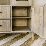 otwarta połka kredens z drewna