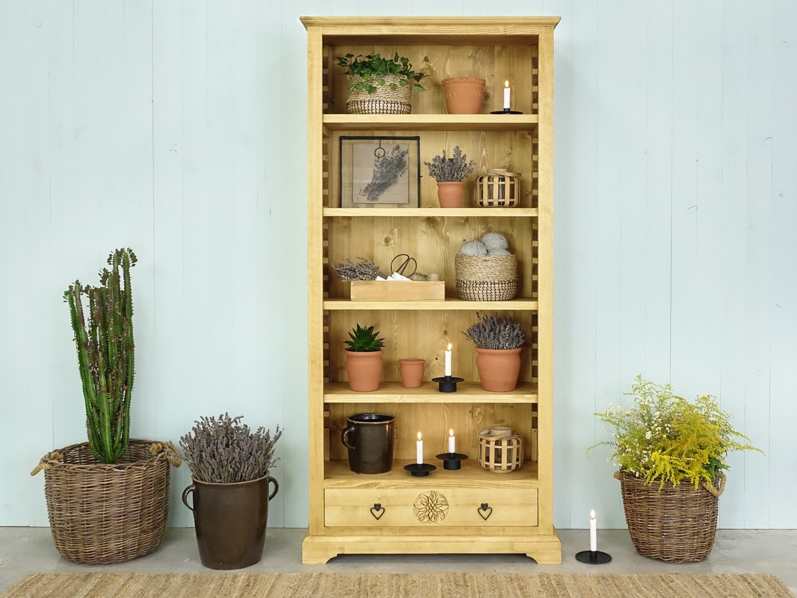 regał drewniany do salonu klasyczny