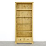 regał drewniany świerkowy do salonu