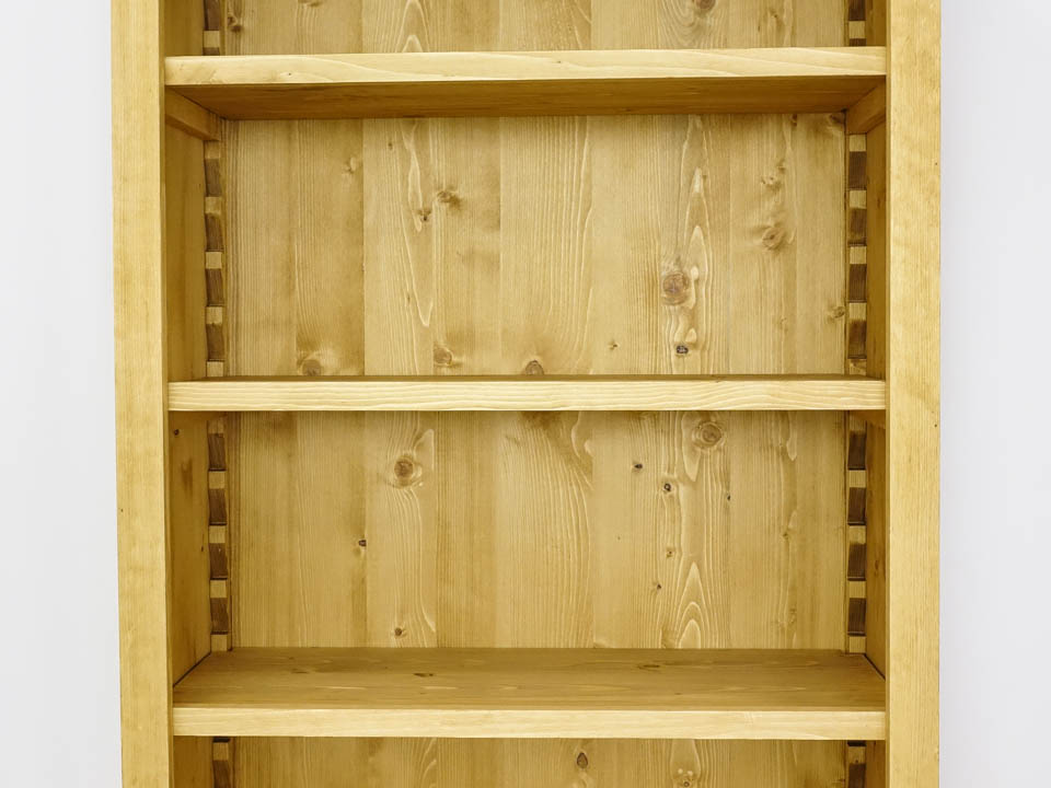 regał drewniany świerkowy zdobiony