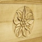 regał drewniany ze zdobieniami