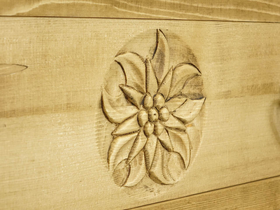 regał drewniany ze zdobieniami