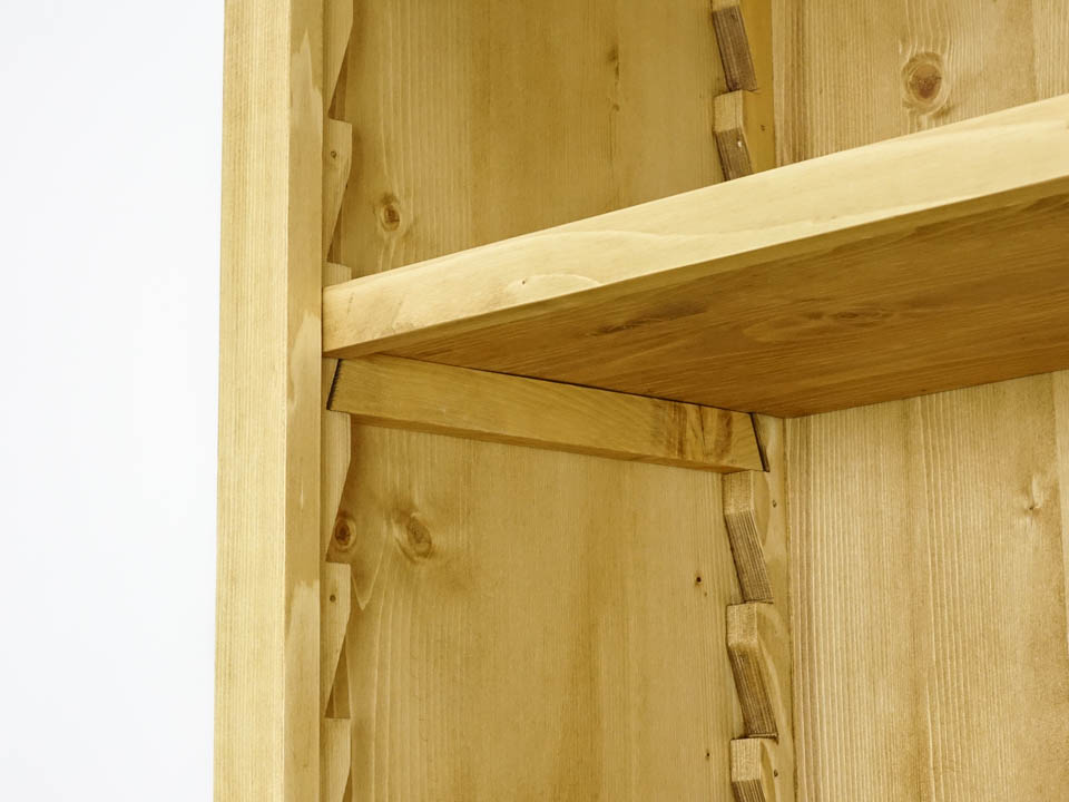 regał z drewna świerkowego