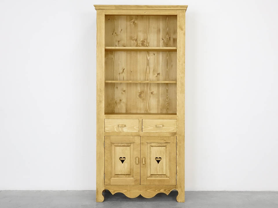 regał z drewna świerkowego do salonu