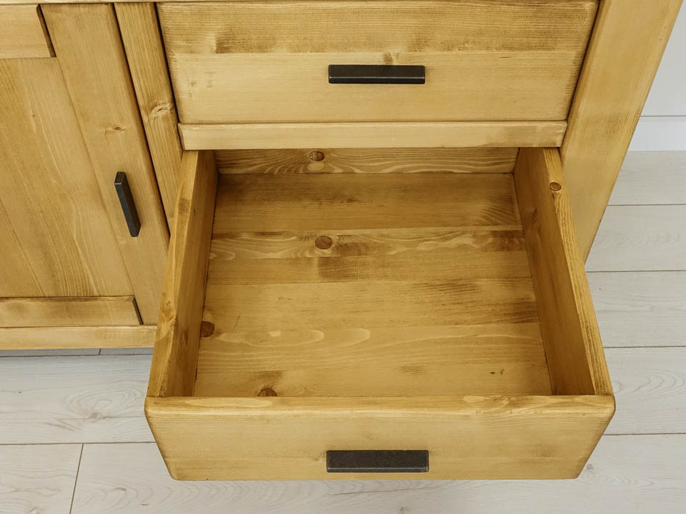 regały z litego drewna