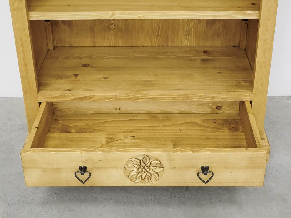 regał z litego drewna