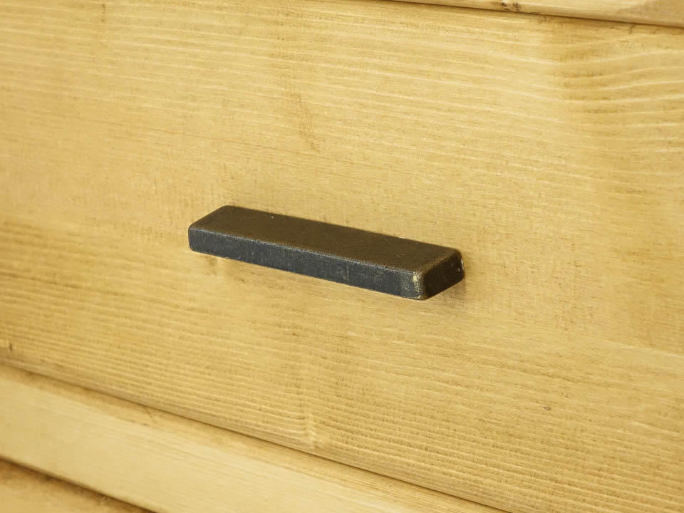 regały z litego drewna do salonu