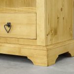 regały z drewna świerkowego