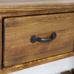 rustykalna drewniana konsola do salonu