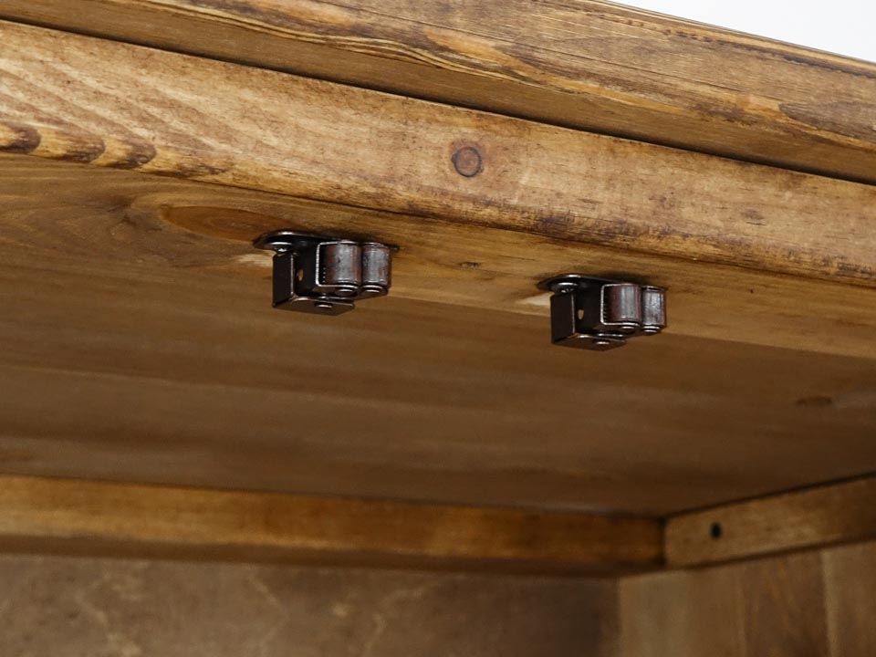 rustykalna drewniana szafa do sypialni