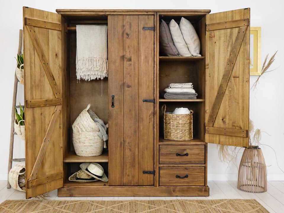 rustykalna drewniana szafa do sypialni