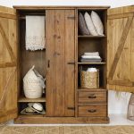 rustykalna drewniana szafa do sypialni