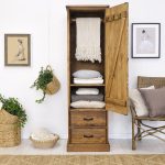 rustykalna drewniana szafa do sypialni