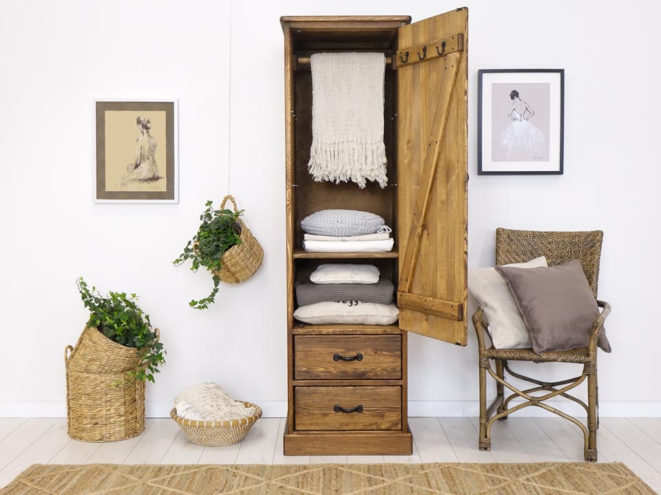 rustykalna drewniana szafa do sypialni
