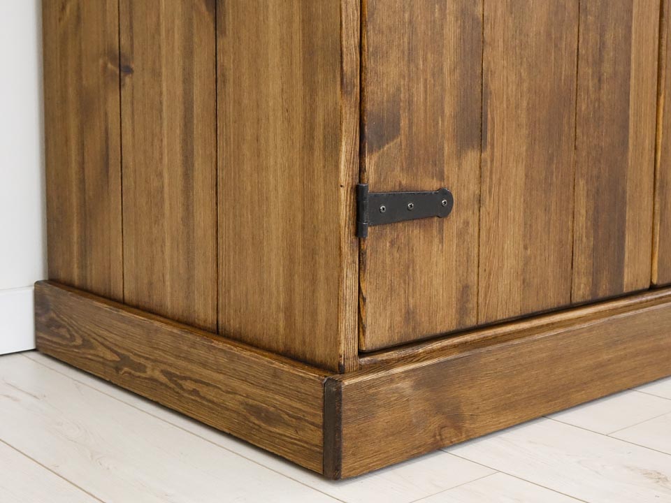 rustykalna drewniana szafa do sypialni