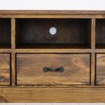 rustykalna drewniana szafka rtv do salonu