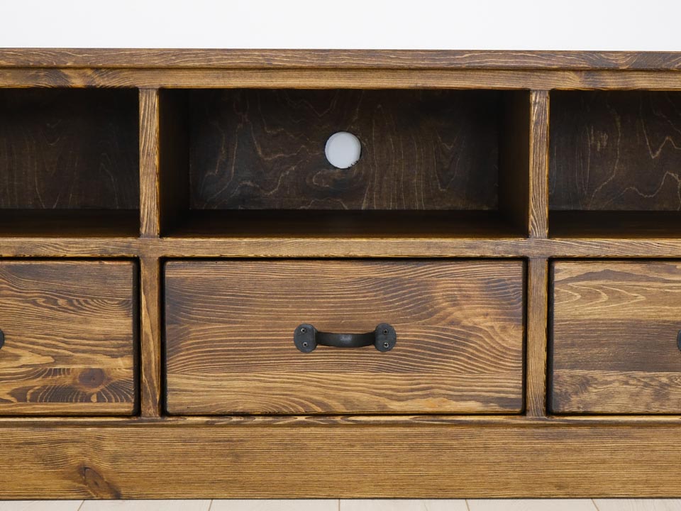 rustykalna drewniana szafka rtv do salonu