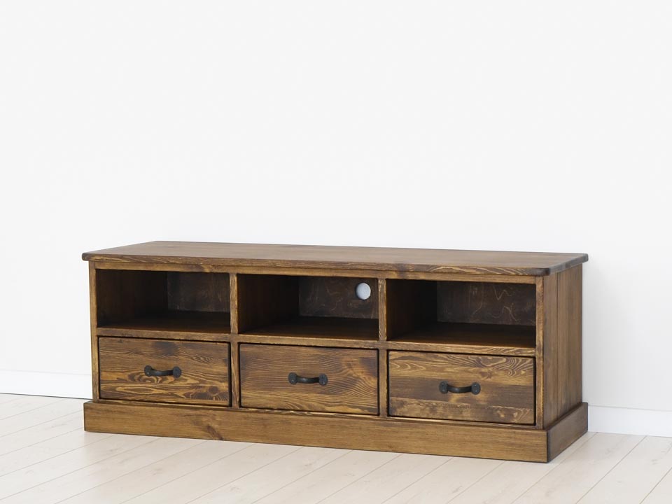 rustykalna drewniana szafka rtv do salonu