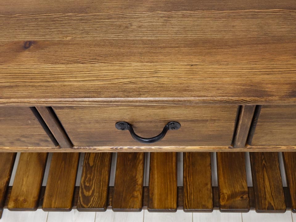 rustykalna konsola drewniana do przedpokoju