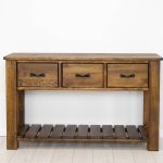 rustykalna konsola z drewna do salonu