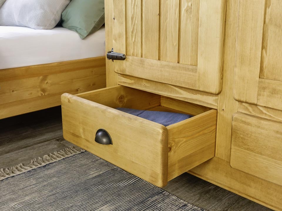 rustykalna szafa do sypialni