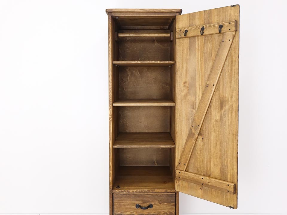 rustykalna szafa drewniana do sypialni