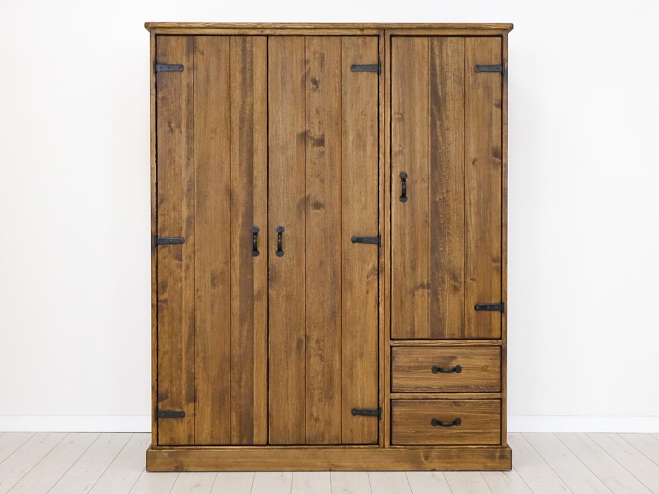 rustykalna szafa drewniana do sypialni