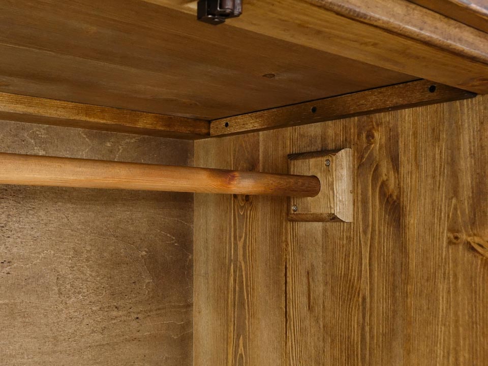 rustykalna szafa z drewna do sypialni