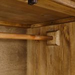 rustykalna szafa z drewna do sypialni