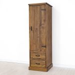 rustykalna szafa z drewna do sypialni